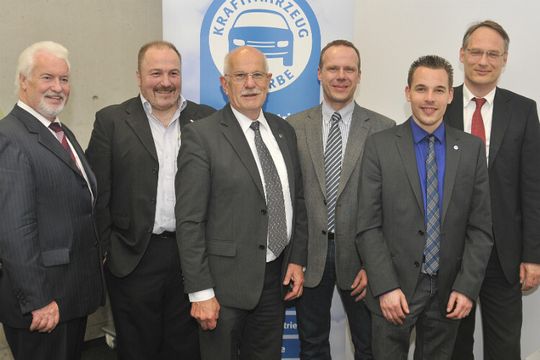 Mitgliederversammlung der Kfz-Innung Kaiserslautern-Donnersbergkreis-Kusel: (v.li.) Helmut Knieriemen, Oliver Baab-Sydow, Arnos Stübs, Claus Hübner (alle Kfz-Innung), Pascal Gebhard und Jens Bleutge (beide Kfz-Gewerbe Rheinland-Pfalz).