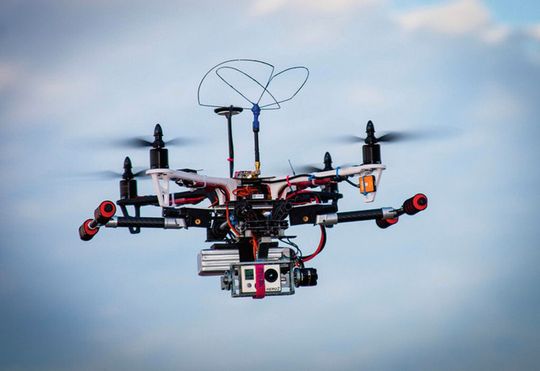 Un petit drone en pleine action. Sa grande stabilité autorise des clichés d'une qualité impressionnante. Un petit drone en pleine action. Sa grande stabilité autorise des clichés d'une qualité impressionnante.