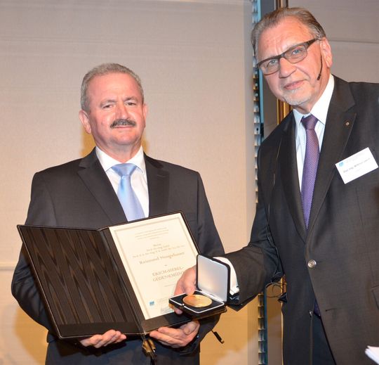 Prof. Reimund mit Wilfried Jakob, dem Präsidenten der EFB bei der Verleihung. Prof. Reimund mit Wilfried Jakob, dem Präsidenten der EFB bei der Verleihung.