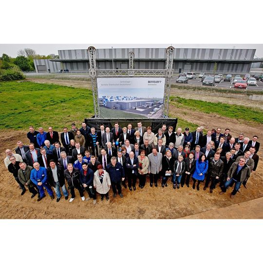 Die Mitarbeiter von Benteler Distribution Deutschland beim Spatenstich für das neue Zentrallager in Duisburg. Die Mitarbeiter von Benteler Distribution Deutschland beim Spatenstich für das neue Zentrallager in Duisburg.