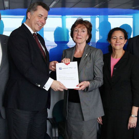 Die Cyber Security Coordination Group übergibt das White Paper an EU-Kommissarin Neelie Kroes. Die Cyber Security Coordination Group übergibt das White Paper an EU-Kommissarin Neelie Kroes.