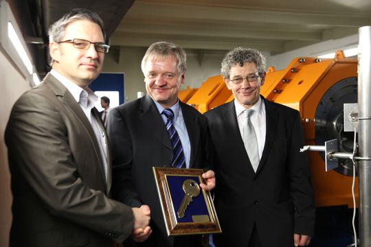 v. l.: Uwe Wittig, Prof. Frank Worlitz, und Rektor Prof. Friedrich Albrecht nach der feierlichen Schlüsselübergabe am Magnetlagerversuchsstand v. l.: Uwe Wittig, Prof. Frank Worlitz, und Rektor Prof. Friedrich Albrecht nach der feierlichen Schlüsselübergabe am Magnetlagerversuchsstand