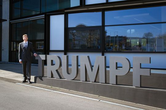 Hans Marfurt vor dem Trumpf-Hauptgebäude in Baar: «Ohne die Verbesserungen mittels Lean-Management hätten wir unser Wachstum und den viel höheren Ausstoss nicht erreicht.» Hans Marfurt vor dem Trumpf-Hauptgebäude in Baar: «Ohne die Verbesserungen mittels Lean-Management hätten wir unser Wachstum und den viel höheren Ausstoss nicht erreicht.»