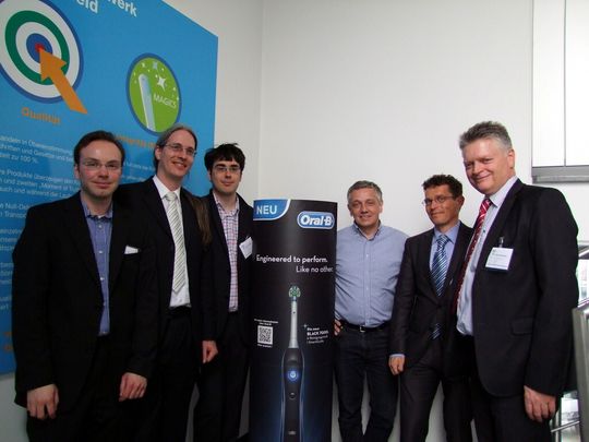 Das MainTelRob-Projektteam (von links): Felix Sittner, Markus Krauß, Michael Fritscher (Zentrum für Telematik e.V.), Rolf Ruckstetter (Braun/P&G), Dr. Jürgen Dam (VDI), Dr. Manfred Dresselhaus (Reis Robotics). Das MainTelRob-Projektteam (von links): Felix Sittner, Markus Krauß, Michael Fritscher (Zentrum für Telematik e.V.), Rolf Ruckstetter (Braun/P&G), Dr. Jürgen Dam (VDI), Dr. Manfred Dresselhaus (Reis Robotics).