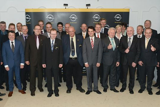 Vertreter von 23 Opel-Partnern nahmen vergangene Woche ihren Goldenen Service-Pokal entgegen. Vertreter von 23 Opel-Partnern nahmen vergangene Woche ihren Goldenen Service-Pokal entgegen.