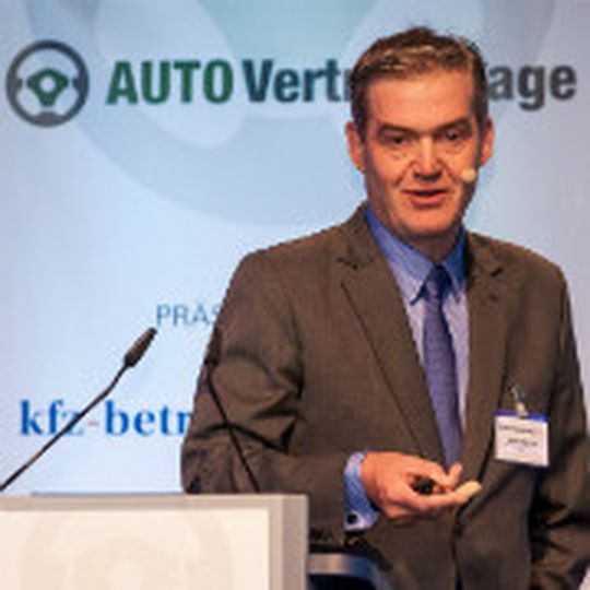 Geschäftsführer Dierk Harneid vom Berliner Autohaus Riller & Schnauck zeigte, wie sich sein Betrieb im Hauptstadt-Markt als eigenständige Marke behauptet.