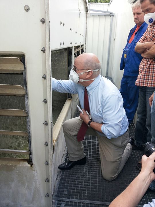 Ein Experten-Team um Prof Dr. Martin Exner suchte in Warstein nach der Quelle für den Entstehungsraum von Legionellen. Ein Experten-Team um Prof Dr. Martin Exner suchte in Warstein nach der Quelle für den Entstehungsraum von Legionellen.