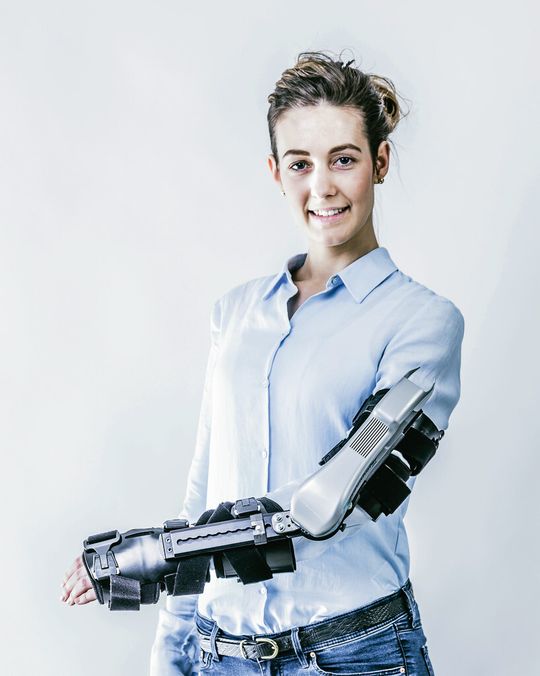 Medizinische Robotik: Als eine Art Außenskelett kann diese aktiv angetriebene Arm-Orthese die Arbeit von Muskeln und Sehnen ganz übernehmen oder diese unterstützen. Medizinische Robotik: Als eine Art Außenskelett kann diese aktiv angetriebene Arm-Orthese die Arbeit von Muskeln und Sehnen ganz übernehmen oder diese unterstützen.
