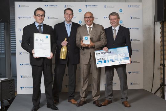 Die strahlenden Gewinner des Pionierpeises 2014: Prof. Dr. Philippe Cattin, PD Dr. Dr. Philipp Jürgens, Dr. Alfredo Bruno, Prof. Dr. Dr. Hans-Florian Zeilhofer von der AOT (v.l.) Die strahlenden Gewinner des Pionierpeises 2014: Prof. Dr. Philippe Cattin, PD Dr. Dr. Philipp Jürgens, Dr. Alfredo Bruno, Prof. Dr. Dr. Hans-Florian Zeilhofer von der AOT (v.l.)