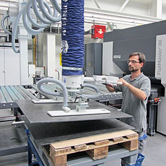 Mit dem Vakuum-Schlauchheber Jumboergo 110 von Schmalz vereinfacht der Präzisionsmaschinenhersteller Arku Maschinenbau GmbH die Bestückung seiner Richtmaschinen. Mit dem Vakuum-Schlauchheber Jumboergo 110 von Schmalz vereinfacht der Präzisionsmaschinenhersteller Arku Maschinenbau GmbH die Bestückung seiner Richtmaschinen.