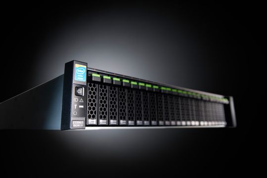 Da dreht sich nix mehr: Eternus DX200 S3 als All-Flash-Edition. Da dreht sich nix mehr: Eternus DX200 S3 als All-Flash-Edition.