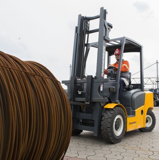 Die Kubota-Industriemotoren der hydrodynamisch angetriebenen Jungheinrich-Stapler haben sich im harten Baumaschineneinsatz weltweit bewährt. Die Kubota-Industriemotoren der hydrodynamisch angetriebenen Jungheinrich-Stapler haben sich im harten Baumaschineneinsatz weltweit bewährt.