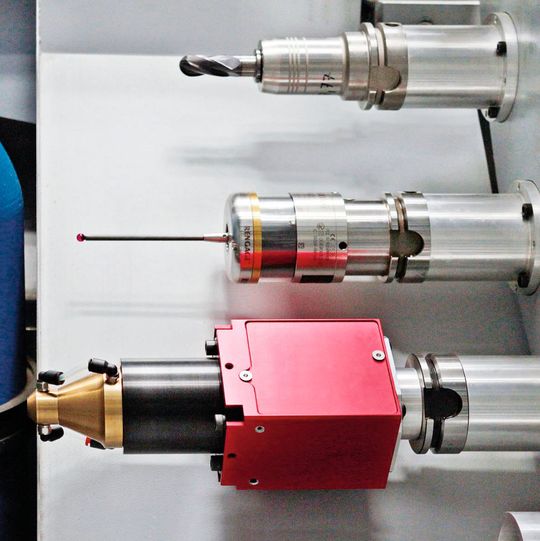 Bild 1: Blick in das Werkzeugmagazin der HSTM-Maschine: oben ein normales Fräswerkzeug, in der Mitte ein Messtaster und unten die Laserschweißeinheit mit rotem Grundkörper. Bild 1: Blick in das Werkzeugmagazin der HSTM-Maschine: oben ein normales Fräswerkzeug, in der Mitte ein Messtaster und unten die Laserschweißeinheit mit rotem Grundkörper.