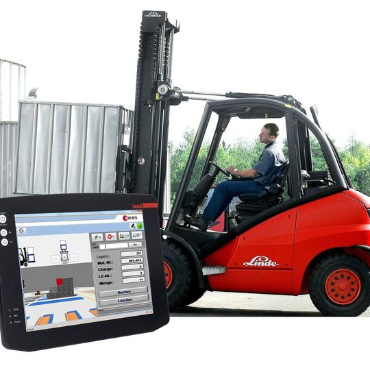 Staplerflotten werden mit den Systemlösungen der ICS Group proaktiv gesteuert. Der Fahrer arbeitet auf interaktiven, grafischen Oberflächen, die ihn logisch und einfach durch den Prozess führen. Staplerflotten werden mit den Systemlösungen der ICS Group proaktiv gesteuert. Der Fahrer arbeitet auf interaktiven, grafischen Oberflächen, die ihn logisch und einfach durch den Prozess führen.