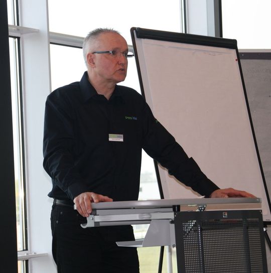 Thomas Langensiepen, Country Manager für den deutschsprachigen Raum bei Proto Labs, begrüßte die Teilnehmer zum zweiten Kunststoff-Konstruktion-Sysmposium. Thomas Langensiepen, Country Manager für den deutschsprachigen Raum bei Proto Labs, begrüßte die Teilnehmer zum zweiten Kunststoff-Konstruktion-Sysmposium.
