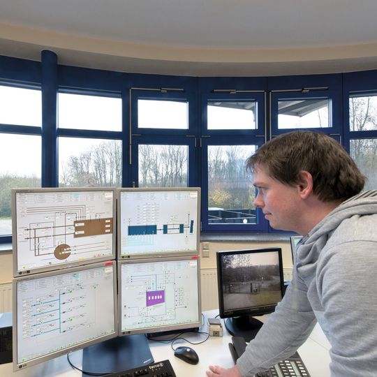 Mit Simatic PCS 7 haben die Anlagenbediener stets alle Prozesse im Griff und können den Prozess so steuern, dass eine hohe Reinigungsleistung bei geringem Energieverbrauch erzielt wird. Mit Simatic PCS 7 haben die Anlagenbediener stets alle Prozesse im Griff und können den Prozess so steuern, dass eine hohe Reinigungsleistung bei geringem Energieverbrauch erzielt wird.