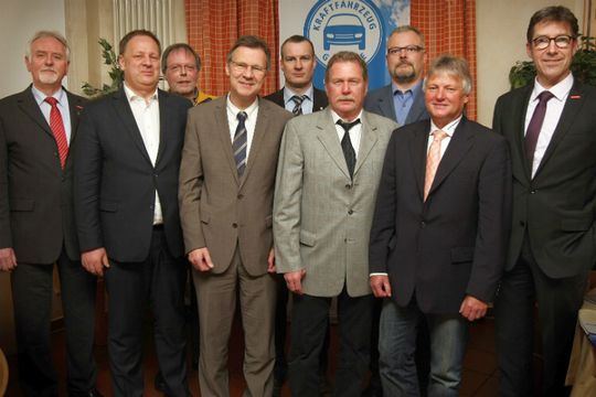 Neuer Vorstand der Kfz-Innung Dortmund und Lünen: (v.li.) Ehrenobermeister Hans Otto Vogelsang, Jörg Pauly, Siegfried Erdelhoff, Axel Winter, Michael Straub, Hans-Martin Eckey, Markus Fähnrich, stellvertretender Obermeister Rainer Hüls und Obermeister Christoph Haumann.