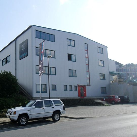 Bei Kalmbach sind die Umzugsarbeiten in vollem Gange. In Kürze nimmt das Unternehmen die Maschinen in der neuen, 2000 m² großen Halle in Betrieb. Bei Kalmbach sind die Umzugsarbeiten in vollem Gange. In Kürze nimmt das Unternehmen die Maschinen in der neuen, 2000 m² großen Halle in Betrieb.