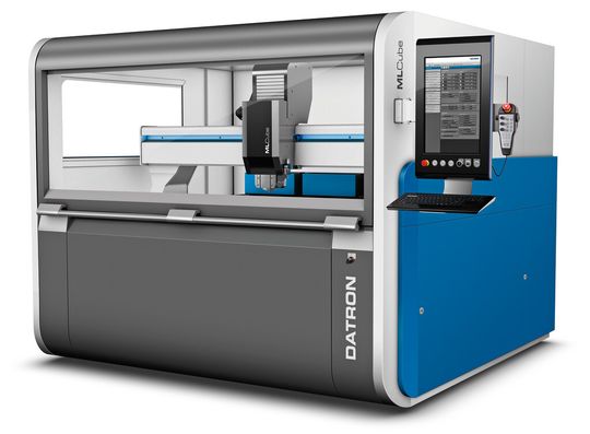 Mit einem effektiven Bearbeitungsraum von 1520 mm × 1150 mm × 245 mm wurde die Datron-CNC-Großformat-Fräsmaschine ML-Cube für die Fertigung von Kleinteilen aus Platten oder für großformatige Gehäuse konzipiert.