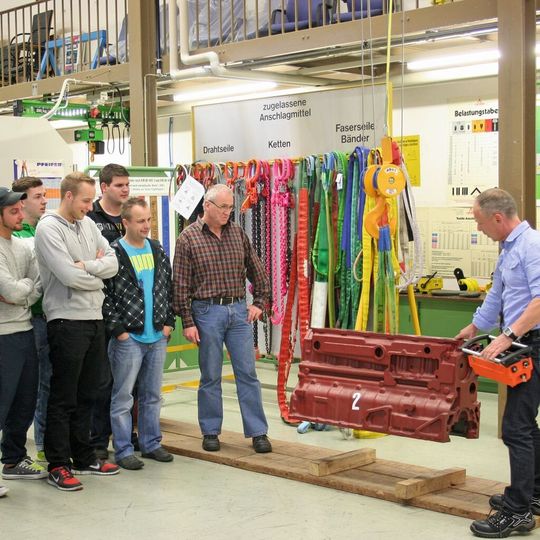 Bild 1: Masse schätzen: Fast immer liegen die Lehrgangsteilnehmer falsch und lernen, daher lieber in die Begleitpapiere der Fracht zu schauen. Bild 1: Masse schätzen: Fast immer liegen die Lehrgangsteilnehmer falsch und lernen, daher lieber in die Begleitpapiere der Fracht zu schauen.