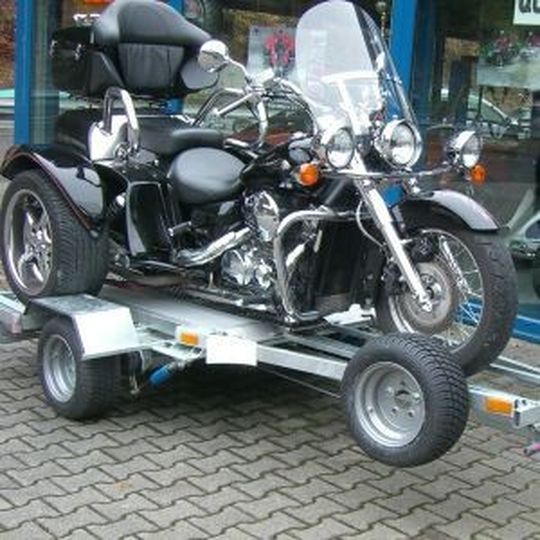 JS Spezial hat einen Anhänger entwickelt, der sich speziell für den Transport von Bike-Conversions, Trikes oder Quads eignet. JS Spezial hat einen Anhänger entwickelt, der sich speziell für den Transport von Bike-Conversions, Trikes oder Quads eignet.