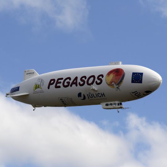 Im Rahmen des EU-Projekts PEGASOS sammelten Jülicher Wissenschaftler und ihre Kollegen fünf Wochen lang mit Hilfe des Zeppelins NT Messdaten in der Atmosphäre über Norditalien. Im Rahmen des EU-Projekts PEGASOS sammelten Jülicher Wissenschaftler und ihre Kollegen fünf Wochen lang mit Hilfe des Zeppelins NT Messdaten in der Atmosphäre über Norditalien.