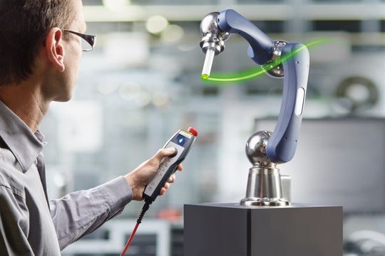 Das KeTop T10 directMove von Keba ist ein Roboterbediengerät, um Roboter zu verfahren und einzurichten. Das KeTop T10 directMove von Keba ist ein Roboterbediengerät, um Roboter zu verfahren und einzurichten.