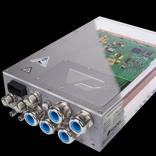 Bild 1: Der Wechselrichter VECTOPOWER ist für eine Spitzenleistung von 250 kW/350 kVA ausgelegt und kommt mit einem Bauvolumen von 10 l aus. Bild 1: Der Wechselrichter VECTOPOWER ist für eine Spitzenleistung von 250 kW/350 kVA ausgelegt und kommt mit einem Bauvolumen von 10 l aus.