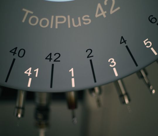 Das Werkzeugmagazin ToolPlus für die Fanuc Robodrill ermöglicht den Einsatz von 42 Werkzeugen. Das Werkzeugmagazin ToolPlus für die Fanuc Robodrill ermöglicht den Einsatz von 42 Werkzeugen.