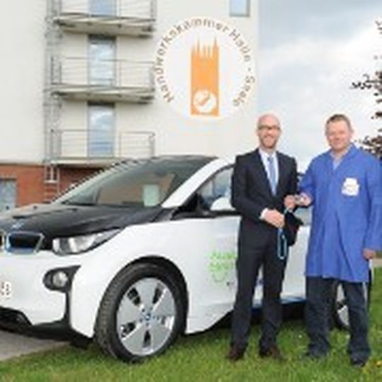 Steffen Brauer (BMW-Niederlassung Leipzig) übergab den i3 an Ralf Niederlohmann von der Handwerkskammer Halle. Steffen Brauer (BMW-Niederlassung Leipzig) übergab den i3 an Ralf Niederlohmann von der Handwerkskammer Halle.