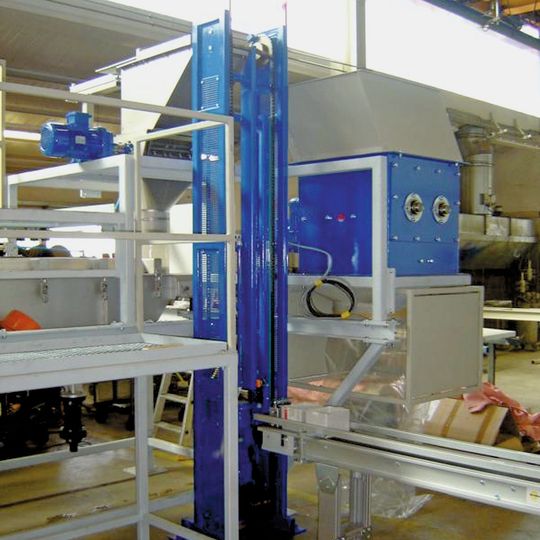 Abb. 1: Um den Recycling- und Entsorgungsprozess von Glasküvetten für Chemieunternehmen deutlich zu vereinfachen, entwickelte Erdwich Zerkleinerungssysteme eine spezielle Anlage, die vollautomatisch arbeitet und die Reststoffe zudem von säurehaltigen Flüssigkeiten befreit. Abb. 1: Um den Recycling- und Entsorgungsprozess von Glasküvetten für Chemieunternehmen deutlich zu vereinfachen, entwickelte Erdwich Zerkleinerungssysteme eine spezielle Anlage, die vollautomatisch arbeitet und die Reststoffe zudem von säurehaltigen Flüssigkeiten befreit.