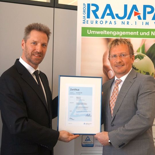 Kai Pilinski, Qualitätsmanager bei Rajapack, erhält die Urkunde zur ISO 14001-Zertifizierung von TÜV-Cert-Seniorauditor Franz Rebstock (im Bild rechts). Kai Pilinski, Qualitätsmanager bei Rajapack, erhält die Urkunde zur ISO 14001-Zertifizierung von TÜV-Cert-Seniorauditor Franz Rebstock (im Bild rechts).