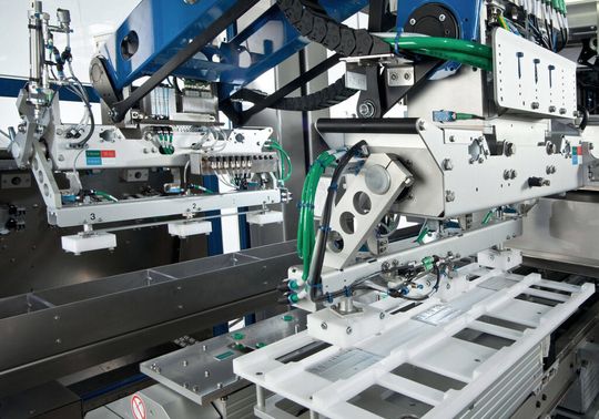 Das Transmodul kann sich als ein einachsiger, schienenbasierter Roboter jederzeit lokalisieren. Folglich gilt das auch für die Produkte, die das Transmodul trägt (Blick in eine Anlage für personalisierte Patientenkits von Hoffmann-La Roche). Das Transmodul kann sich als ein einachsiger, schienenbasierter Roboter jederzeit lokalisieren. Folglich gilt das auch für die Produkte, die das Transmodul trägt (Blick in eine Anlage für personalisierte Patientenkits von Hoffmann-La Roche).