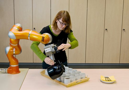 Die Vision eines intuitiv programmierbaren Roboters für handwerkliche Aufgaben, hier beispielsweise beim Catering. Die Vision eines intuitiv programmierbaren Roboters für handwerkliche Aufgaben, hier beispielsweise beim Catering.