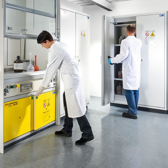 Abb. 1: Labor mit Push-to-open Sicherheitsschränken Abb. 1: Labor mit Push-to-open Sicherheitsschränken