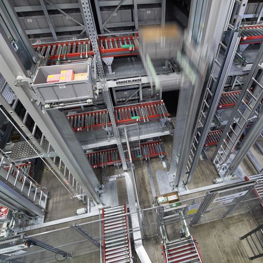 Vanderlande liefert ein über 20 m hohes Shuttle-Lager mit etwa 200.000 Behälter-Stellplätzen, in denen die Bosch-Ersatzteile von Quickstore-HDS-Shuttles ein- und ausgelagert werden. Vanderlande liefert ein über 20 m hohes Shuttle-Lager mit etwa 200.000 Behälter-Stellplätzen, in denen die Bosch-Ersatzteile von Quickstore-HDS-Shuttles ein- und ausgelagert werden.