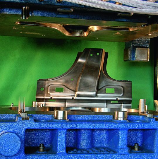 Das Presshärten hat sich im Automobilbau weltweit als Verfahren etabliert, um höchstfeste Stähle auch für den Leichtbau einzusetzen. Das Presshärten hat sich im Automobilbau weltweit als Verfahren etabliert, um höchstfeste Stähle auch für den Leichtbau einzusetzen.