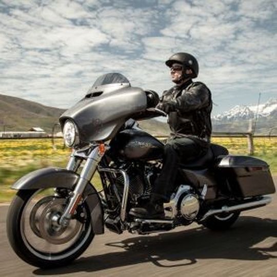 Bei der "Discover More"-Tour geht es auf einem neuen Touring-Modell über die schönsten Straßen Europas, des Nahen Ostens und Nordafrikas. Bei der "Discover More"-Tour geht es auf einem neuen Touring-Modell über die schönsten Straßen Europas, des Nahen Ostens und Nordafrikas.