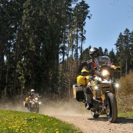 Zwei Motorräder, 45.000 Kilometer, 18 Länder - im Mai brechen Claudia und Mirko Nagler mit der neuen V-Strom 1000 nach New York auf. Zwei Motorräder, 45.000 Kilometer, 18 Länder - im Mai brechen Claudia und Mirko Nagler mit der neuen V-Strom 1000 nach New York auf.