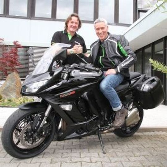Der Schauspieler Ralph Herforth freut sich auf Touren durch seine Heimat an der Mecklenburgischen Seenplatte. Ingolf Zekalle (li.) gratuliert. Der Schauspieler Ralph Herforth freut sich auf Touren durch seine Heimat an der Mecklenburgischen Seenplatte. Ingolf Zekalle (li.) gratuliert.