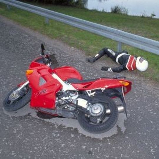 Tödliche Gefahr droht gestürzten Motorradfahrern von Leitplanken ohne Unterfahrschutz. Tödliche Gefahr droht gestürzten Motorradfahrern von Leitplanken ohne Unterfahrschutz.
