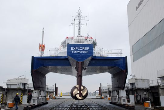 Die zwei seitlichen Ausleger der Explorer sorgen für Stabilität bei Seegang und machen das Schiff leichter und wendiger.