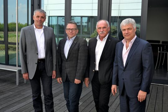 Allianz für durchgängige Lösungen von CAD bis Additive Manufacturing: Werner Meiser (Geschäftsführer Solidpro GmbH), August Kurz (Vertriebsleiter Solidpro GmbH), Josef R. Galli (Geschäftsführer Alphacam GmbH), Michael Junghanß (Geschäftsführer Alphacam GmbH), V.l.n.r. Allianz für durchgängige Lösungen von CAD bis Additive Manufacturing: Werner Meiser (Geschäftsführer Solidpro GmbH), August Kurz (Vertriebsleiter Solidpro GmbH), Josef R. Galli (Geschäftsführer Alphacam GmbH), Michael Junghanß (Geschäftsführer Alphacam GmbH), V.l.n.r.