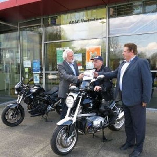 Polo-Geschäftsführer Dr. Michael Kern (rechts), Geschäftsführer A*B*S Sicherheitszentrum, Herrn Ruppert (links) sowie Chef-Instruktor Motorrad Ralf Berlin (Mitte) bei der Übergabe. Polo-Geschäftsführer Dr. Michael Kern (rechts), Geschäftsführer A*B*S Sicherheitszentrum, Herrn Ruppert (links) sowie Chef-Instruktor Motorrad Ralf Berlin (Mitte) bei der Übergabe.