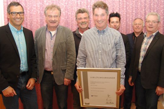 Für ihr 50-jähriges Betriebsjubiläum wurde das Autohaus Bachmann ausgezeichnet: (v.li.) Andreas Rietschle, Rudi Hupfeld, Jochen Brüne, Carsten Bachmann, Angelo Döring, Joachim Mücke und Dietmar Jung.