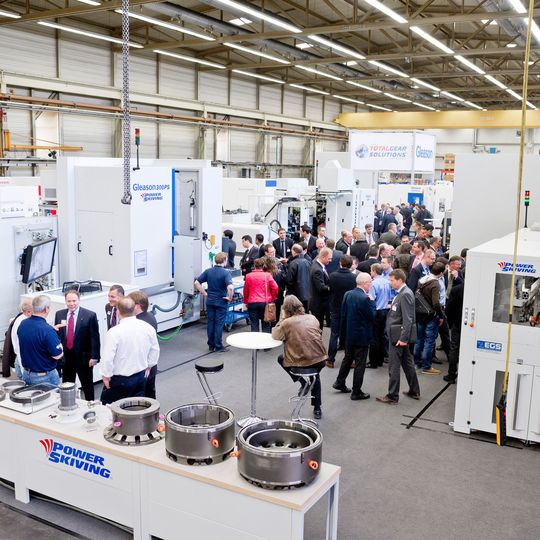 Über 600 Besucher aus 30 Ländern waren zum Gleason-Verzahnungsforum nach Ludwigsburg gekommen. Über 600 Besucher aus 30 Ländern waren zum Gleason-Verzahnungsforum nach Ludwigsburg gekommen.