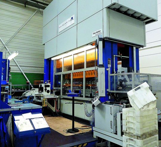 Lueb & Schumacher hat in eine Helmerding-Transferpresse mit 200 t Presskraft investiert; auf dieser Presse werden jetzt die Stückzahlen von drei älteren Pressen plus neue Produkte gefertigt. Lueb & Schumacher hat in eine Helmerding-Transferpresse mit 200 t Presskraft investiert; auf dieser Presse werden jetzt die Stückzahlen von drei älteren Pressen plus neue Produkte gefertigt.
