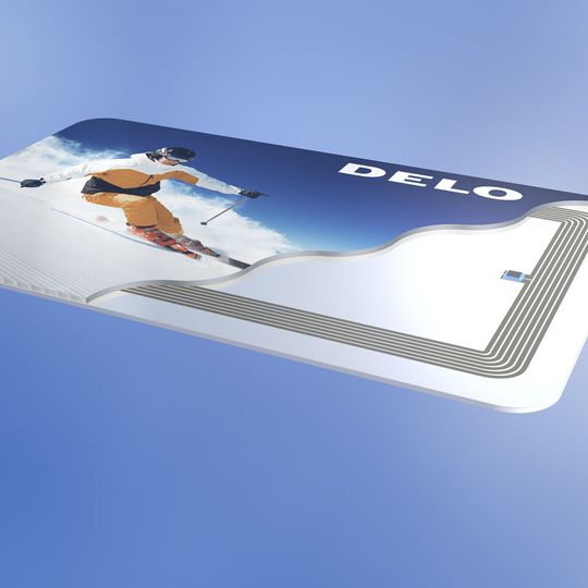 Skipass mit integriertem RFID-Tag. Für die Verklebung der einzelnen Komponenten entwickelte Delo eine zuverlässige Klebetechnik. Skipass mit integriertem RFID-Tag. Für die Verklebung der einzelnen Komponenten entwickelte Delo eine zuverlässige Klebetechnik.