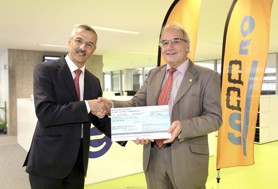 Remise du prix SUVA de la Sécurité au représentant de la société Sappro. Remise du prix SUVA de la Sécurité au représentant de la société Sappro.