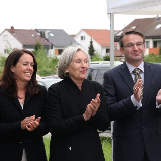 Die Unternehmerfamilie Pilz (Susanne Kunschert, Renate Pilz und Thomas Pilz) bedanken sich herzlich für die Rede des Oberbürgermeisters von Ostfildern Christof Bolay anlässlich des Spatenstichs des Peter Pilz Produktions- und Logistikzentrums. Die Unternehmerfamilie Pilz (Susanne Kunschert, Renate Pilz und Thomas Pilz) bedanken sich herzlich für die Rede des Oberbürgermeisters von Ostfildern Christof Bolay anlässlich des Spatenstichs des Peter Pilz Produktions- und Logistikzentrums.